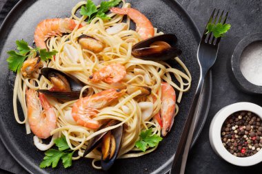 Spagetti deniz ürünleri makarna midye ve karides ile maydanoz ile giyinmiş