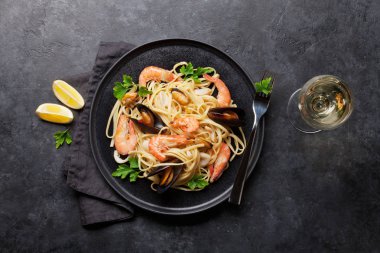 Spagetti deniz ürünleri makarna midye ve karides ile maydanoz ile giyinmiş