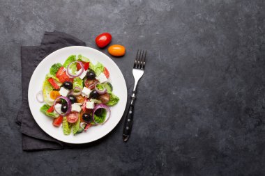 Yunan salata salatalık, domates, biber, marul, soğan, beyaz peynir ve zeytin ile zeytinyağı ile giyinmiş