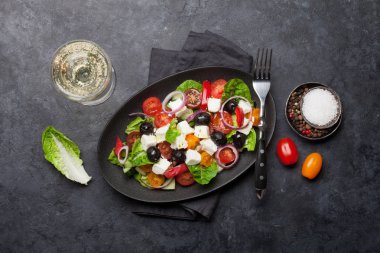Yunan salata salatalık, domates, biber, marul, soğan, beyaz peynir ve zeytin ile zeytinyağı ile giyinmiş