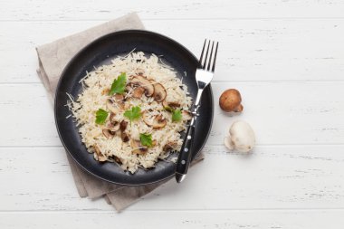 Parmesan peynir ve maydanoz ile giyinmiş lezzetli mantar risotto