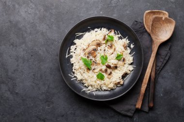 Parmesan peynir ve maydanoz ile giyinmiş lezzetli mantar risotto