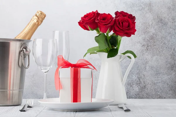 情人节贺卡与红玫瑰花花束 晚餐设置和礼品盒在石头背景 — 图库照片