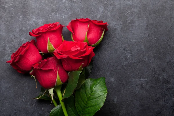 Открытка День Святого Валентина Букетом Красных Розовых Цветов Каменном Фоне — стоковое фото