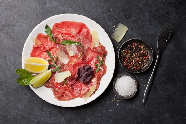 Carpaccio Ternera Mármol Con Rúcula Limón Queso Parmesano — Foto de Stock