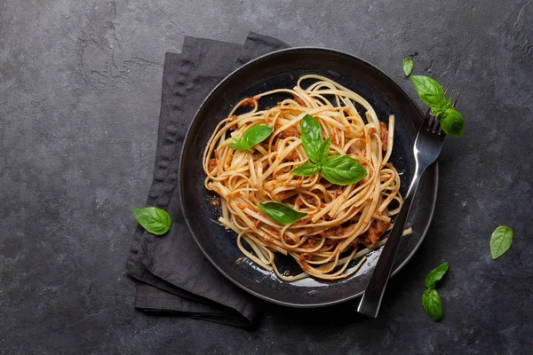 Spaghetti Bolognese Con Sugo Carne Macinata Parmigiano Foglie Basilico Fresco — Foto Stock