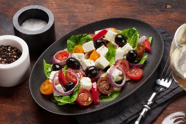 Ensalada Griega Con Pepinos Tomates Pimientos Lechuga Cebolla Queso Feta —  Fotos de Stock