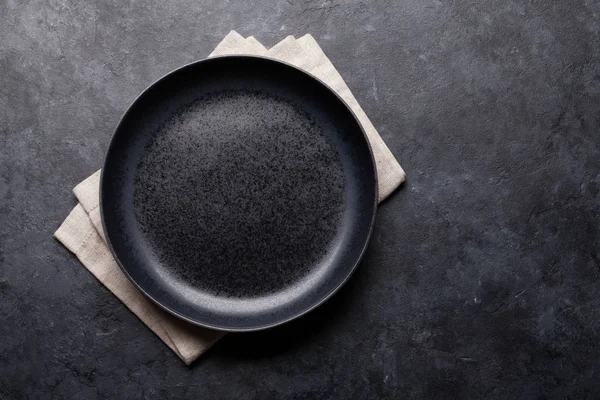 Άδειο Μαύρο Κεραμικό Πιάτο Στο Τραπέζι Της Κουζίνας — Φωτογραφία Αρχείου