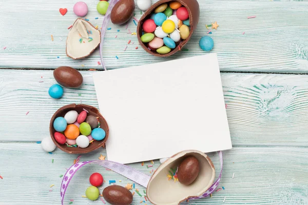 Ostergrußkarte Mit Schokoladeneiern Bunten Bonbons Und Maßband — Stockfoto