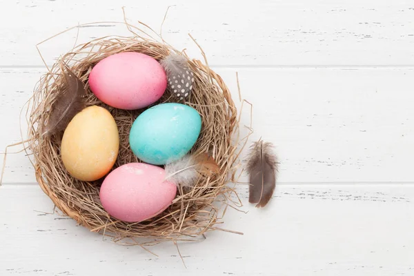 Tarjeta Felicitación Pascua Con Huevos Colores Nido Sobre Fondo Madera — Foto de Stock