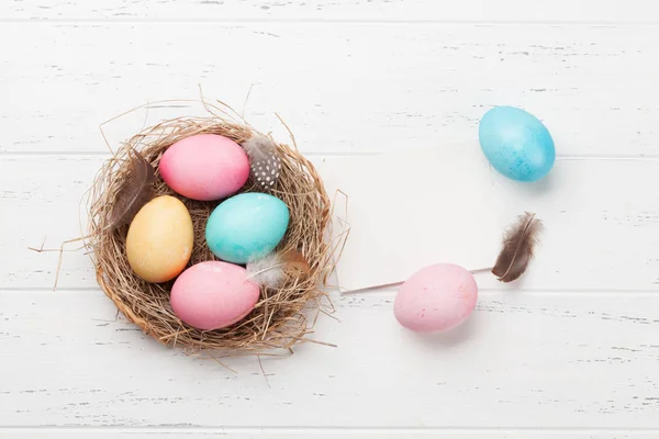 Пасхальная Открытка Красочными Яйцами Гнезде Деревянном Фоне — стоковое фото