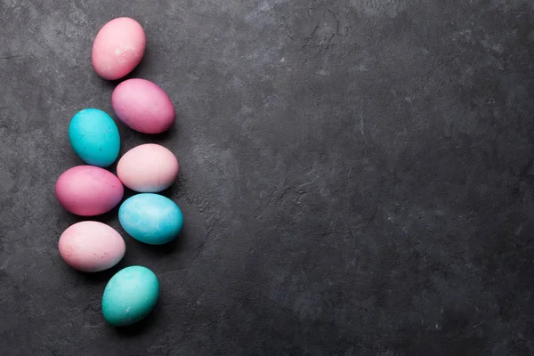 Tarjeta Felicitación Pascua Con Coloridos Huevos Pastel Sobre Fondo Piedra — Foto de Stock
