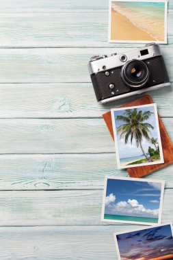 Tatil arka plan kavramı kamerası ve hafta sonu fotoğrafları ile ahşap zemin üzerinde seyahat