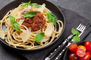 Spagetti bolognese makarna domates ve kıyma sos, parmesan peyniri, taze domates ve taze fesleğen