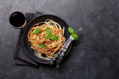 Spagetti bolognese makarna domates ile yapıştırın ve et sos, parmesan peyniri ve taze fesleğen kıyılmış