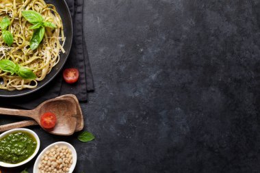 Spagetti makarna pesto sos, parmesan peyniri ve taze fesleğen yaprakları ile