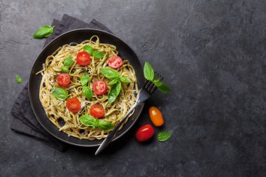 Spagetti makarna pesto sos, parmesan peyniri ve taze fesleğen yaprakları ile