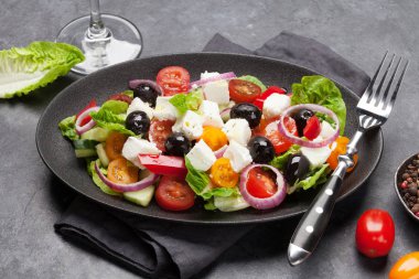 Yunan salata salatalık, domates, biber, marul, soğan, beyaz peynir ve zeytin ile zeytinyağı ile giyinmiş