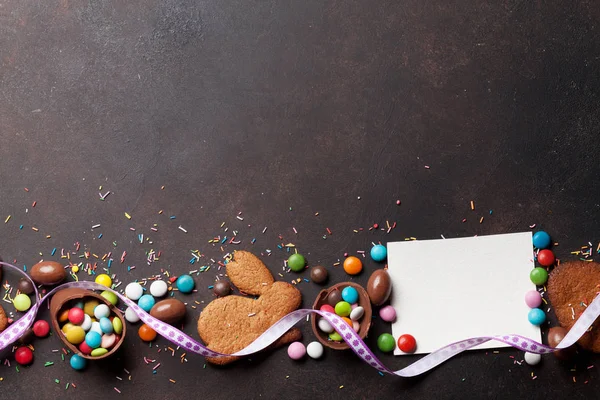 カラフルなジンジャーブレッド クッキー チョコレートの卵のお菓子とイースターのグリーティング カード — ストック写真