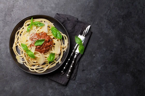 Spaghetti Bolognese Con Sugo Pomodoro Carne Macinata Parmigiano Basilico Fresco — Foto Stock