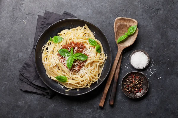 Spaghetti Bolognese Con Sugo Carne Macinata Parmigiano Basilico Fresco — Foto Stock