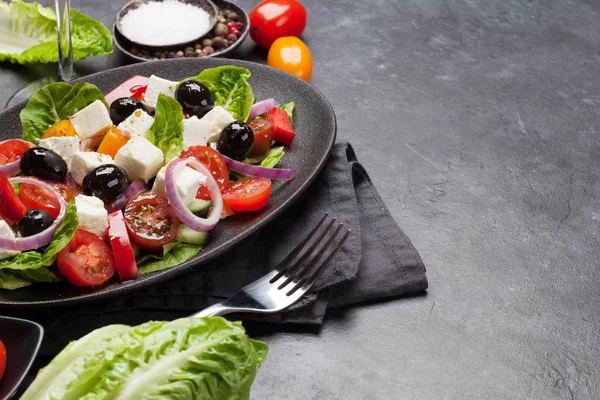 Salada Grega Com Pepino Tomate Pimentão Alface Cebola Queijo Feta — Fotografia de Stock