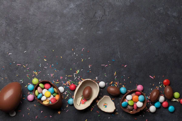 Ευχετήρια Κάρτα Πάσχα Σοκολατένια Αυγά Και Πολύχρωμες Καραμέλες — Φωτογραφία Αρχείου