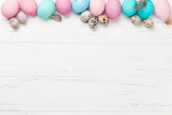 Пасхальная Открытка Красочными Яйцами Деревянном Фоне — стоковое фото