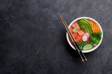 Geleneksel Hawaii çiğ balık salata somon ve sebzeler