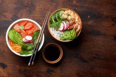 Geleneksel Hawaii çiğ balık salata somon ve sebzeler