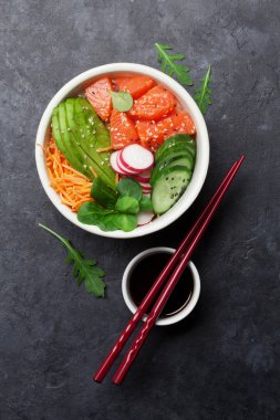 Geleneksel Hawaii çiğ balık salata somon ve sebzeler