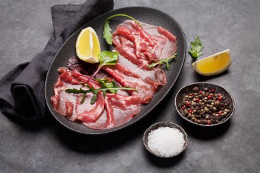 Mermer Dana carpaccio roka, limon ve biber ile