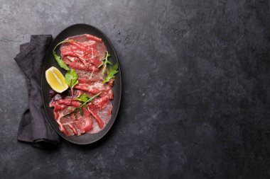 Mermer Dana carpaccio roka, limon ve biber ile