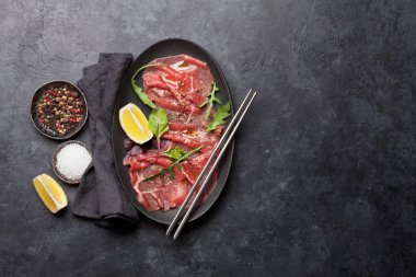 Mermer Dana carpaccio roka, limon ve Parmesan peyniri ile