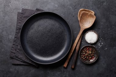 Ahşap mutfak aletleri, boş levha ve baharatlar