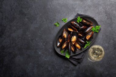 Lezzetli deniz ürünleri domates sosu ve maydanoz ile midye pişmiş. 