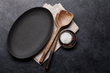 Ahşap mutfak aletleri, boş levha ve baharatlar