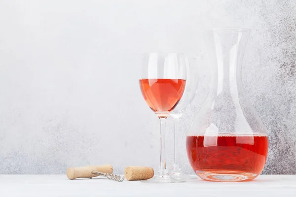 Rose Wijn Het Glas Karaf Stenen Achtergrond — Stockfoto
