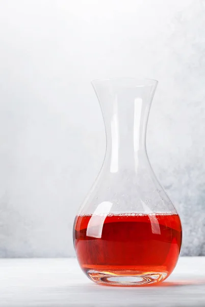石桌上的玻璃饮水机中的玫瑰酒 — 图库照片
