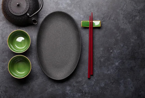 Assiette Vide Tasse Théière Baguettes Sur Table Texturée Noire — Photo