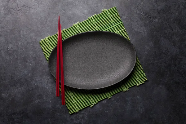 Άδειο Πιάτο Και Chopsticks Μαύρο Σαγρέ Πίνακα — Φωτογραφία Αρχείου