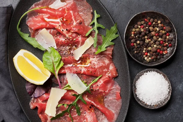 Carpaccio Ternera Mármol Con Rúcula Limón Queso Parmesano —  Fotos de Stock