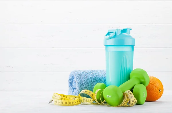 Hanteln Orangen Und Trinkflasche Auf Holztisch — Stockfoto