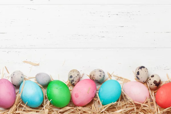 Tarjeta Felicitación Pascua Con Huevos Coloridos Con Heno Seco Sobre — Foto de Stock