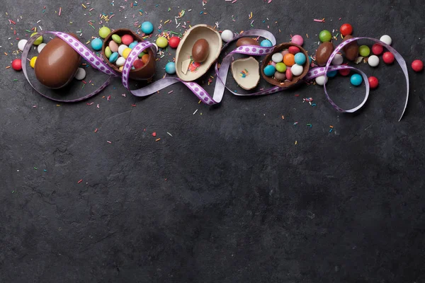 Çikolata Yumurta Taş Zemin Üzerine Renkli Şekerler Ile Paskalya Tebrik — Stok fotoğraf