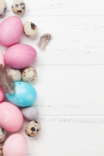 复活节贺卡与五颜六色的鸡蛋和鹌鹑蛋在白色木背景 — 图库照片