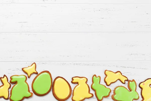 Kartu Ucapan Paskah Dengan Kue Gingerbread Latar Belakang Kayu — Stok Foto