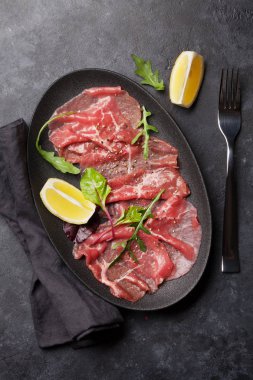 Roka, limon ve biber ile mermer Dana carpaccio. Üstten Görünüm, düz yatıyordu