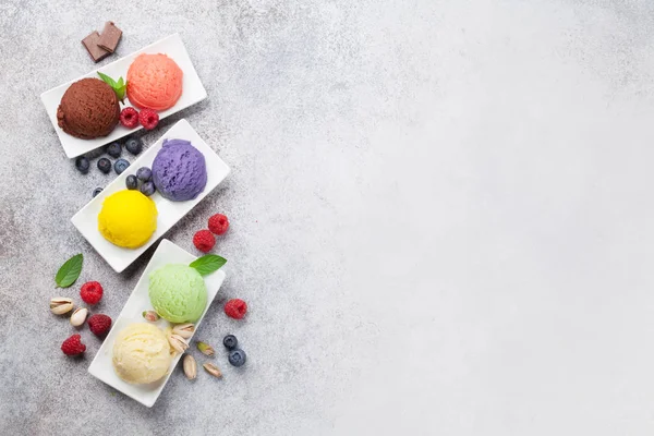 Ice Cream Diófélék Gyümölcsök Világos Háttér — Stock Fotó