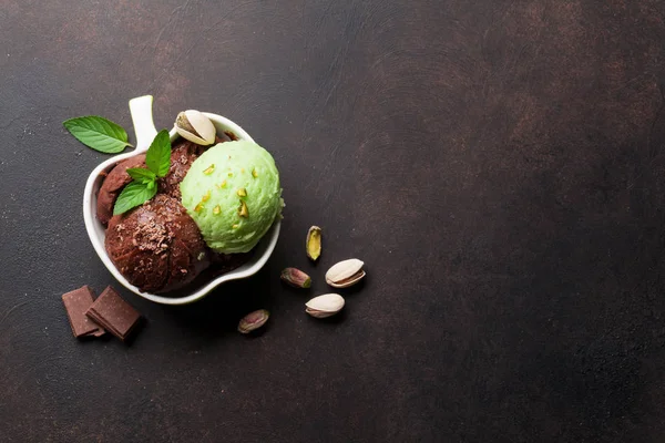 Fagylalt Csokoládé Dió Sötét Háttér — Stock Fotó